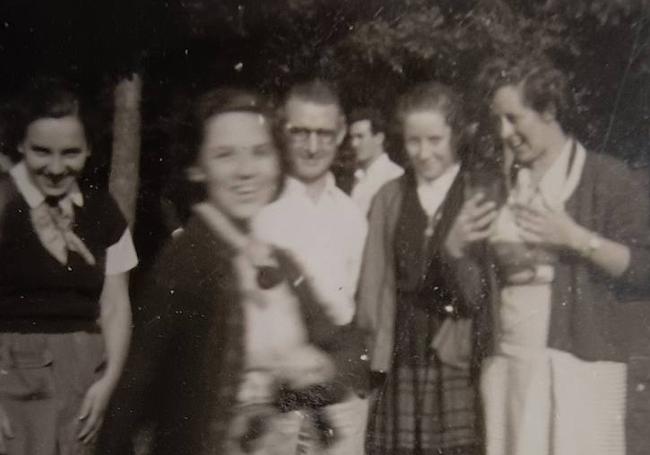 Osane Zubiri, 1953an Urbiara egindako mendi txango batean. Gona eskoziarra daramana da.
