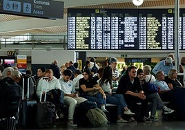 El aeropuerto de Loiu opera este jueves 160 vuelos para tratar de sacar a los afectados por la borrasca 'Kirk'