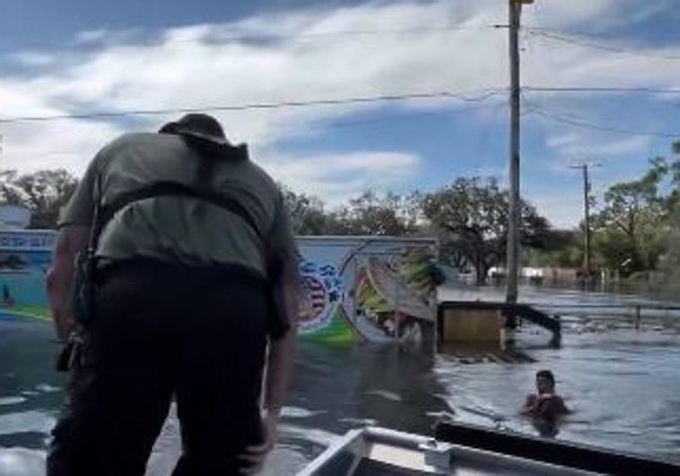 El angustioso rescate de un niño que flotaba sobre una valla en las inundaciones tras el huracán Milton