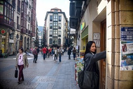 Una joven toca el timbre de una vivienda turística ubicada en el Casco Viejo.