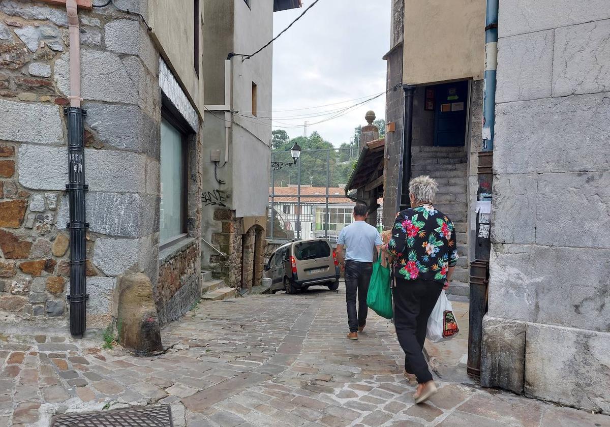 Un vehículo baja por el casco viejo de Ondarroa.