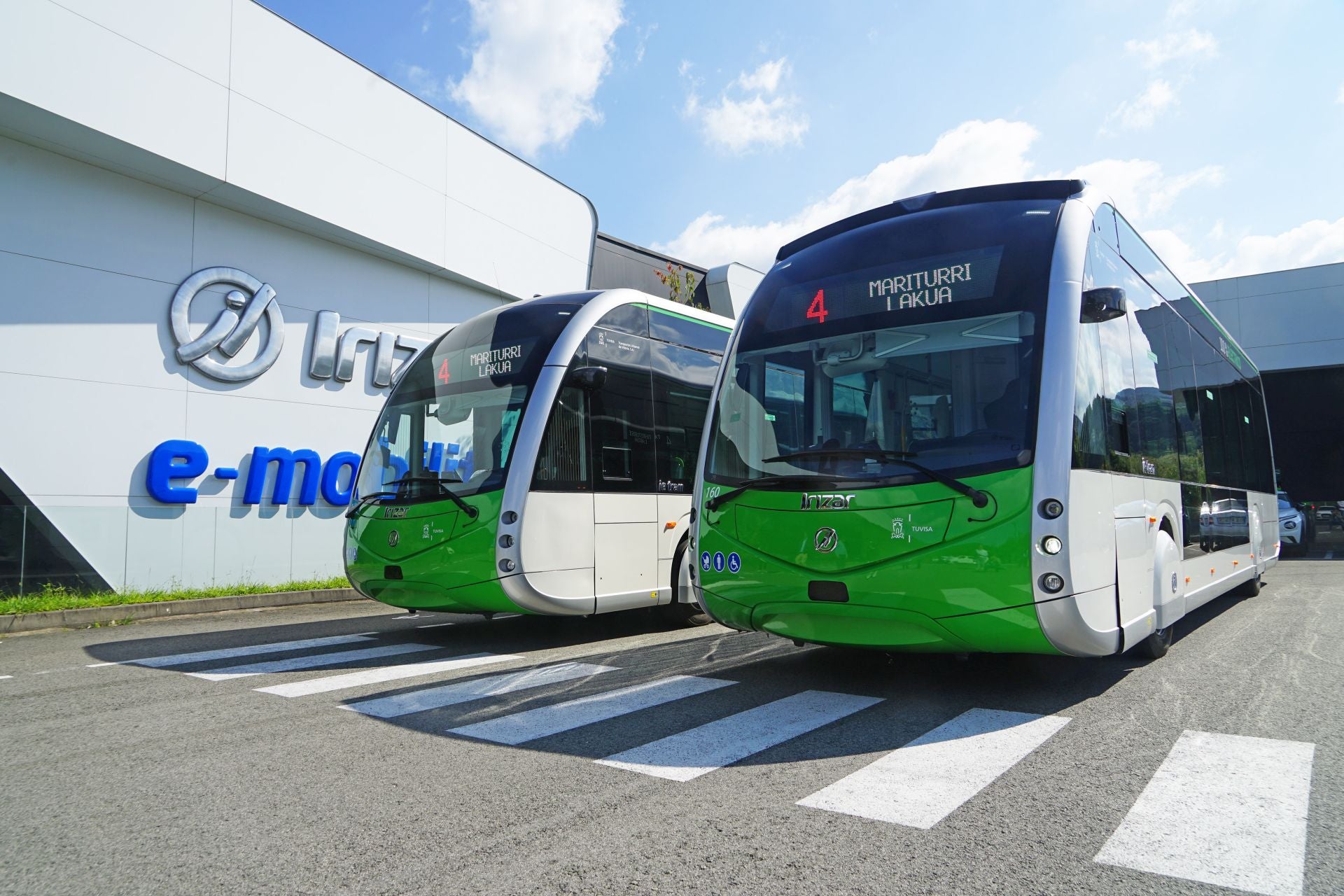 Los dos nuevos autobuses, en las cocheras de Irizar E-mobility.