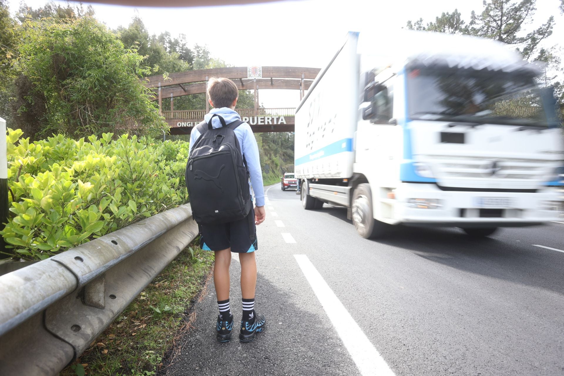 Urtzi, de 12 años, debe caminar 25 minutos por una carretera para llegar a la parada del bus.