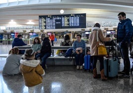 Pasajeros en el aeropuerto de Loiu.