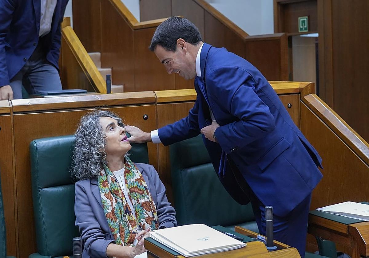 Ibone Bengoetxea e Imanol Pradales, este viernes en el pleno del Parlamento vasco.