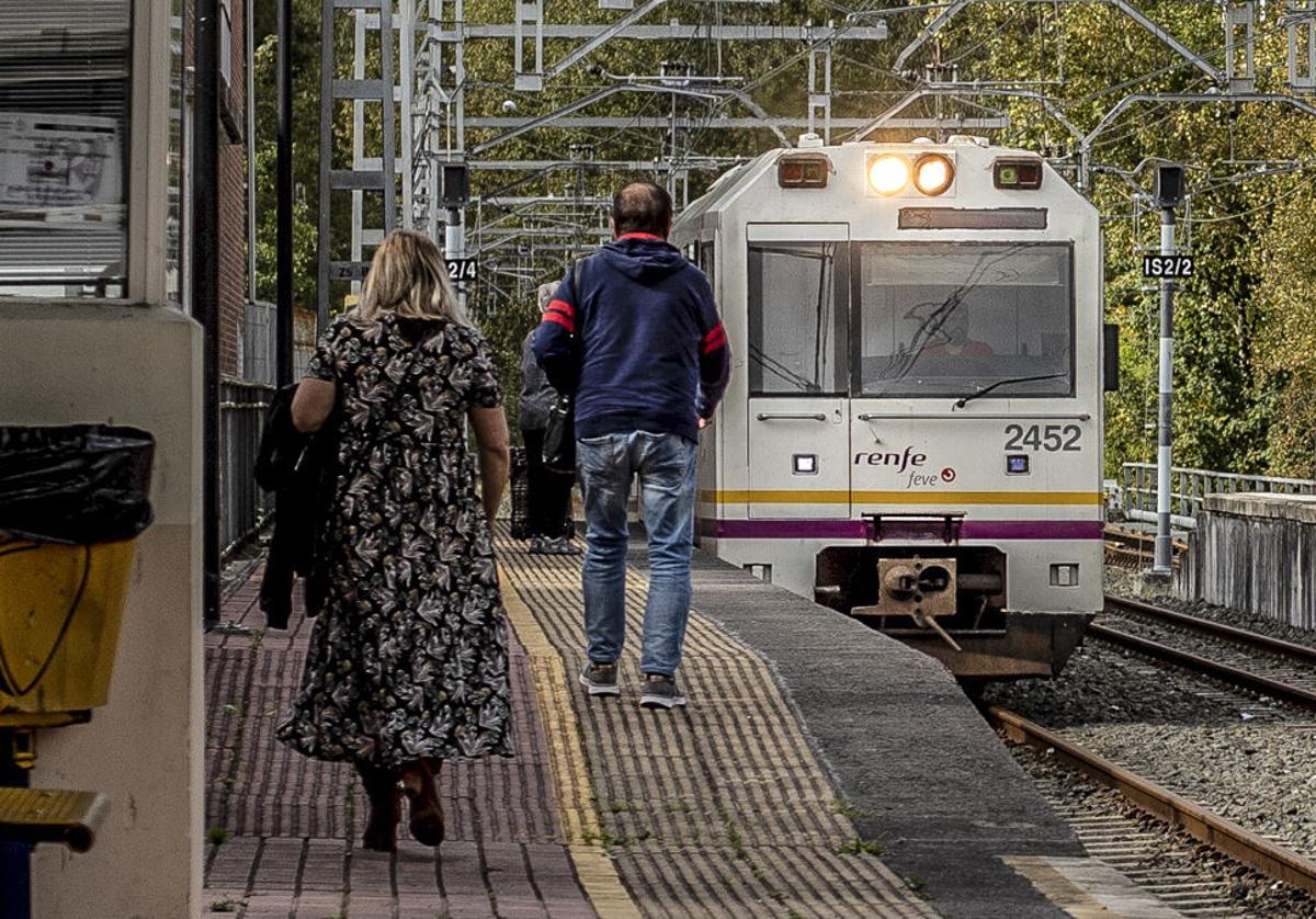 Evacuados los pasajeros del tren Bilbao-Santander tras permanecer dos horas atrapados dentro