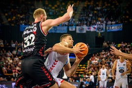 Hlinason incomoda a un rival en el partido ante el Breogán.