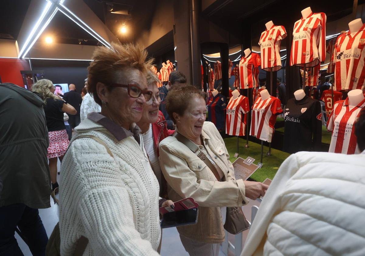 Algunas de las protagonistas, frente a la majestuosa colección de camisetas de la exposición.