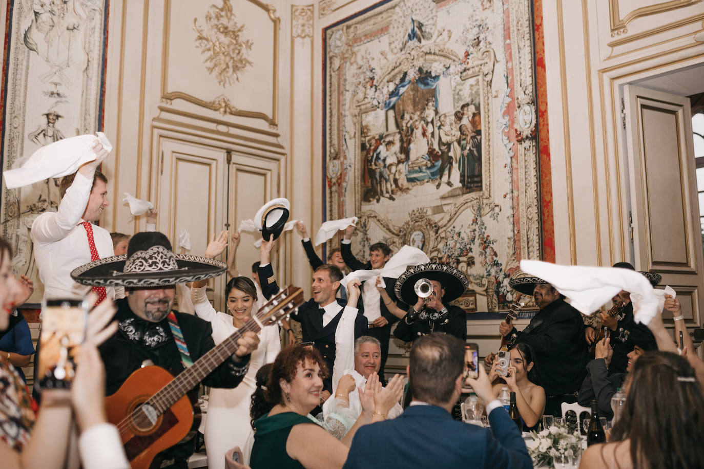 Cecilia, la novia que viajó cuatro veces desde México para hacerse en Bilbao su vestido soñado