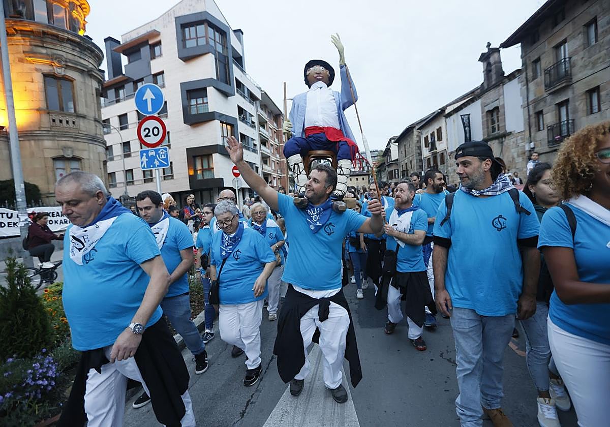 La plaza del Ayuntamiento estalló de alegría con el inicio de las fiestas de San Fausto.