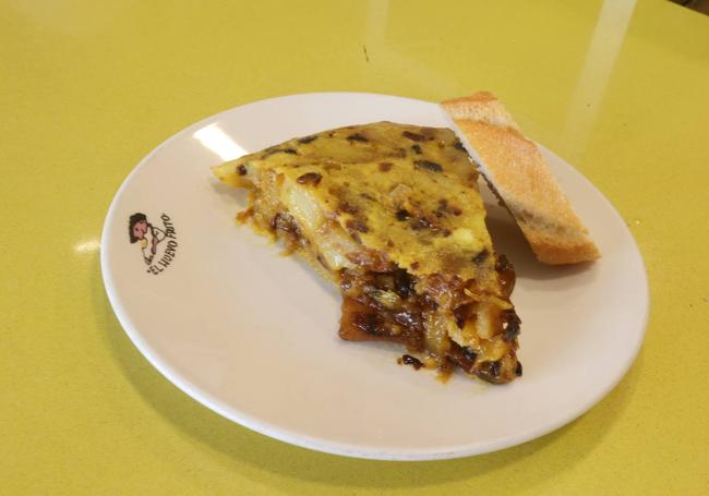 Tortilla de patatas de cebolla confitada, pimiento verde y calabacín (retornan al concurso Kopa).