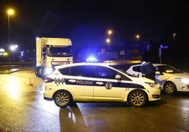 Una patrulla de la Policía Local, en una intervención anterior en el polígono de Júndiz.