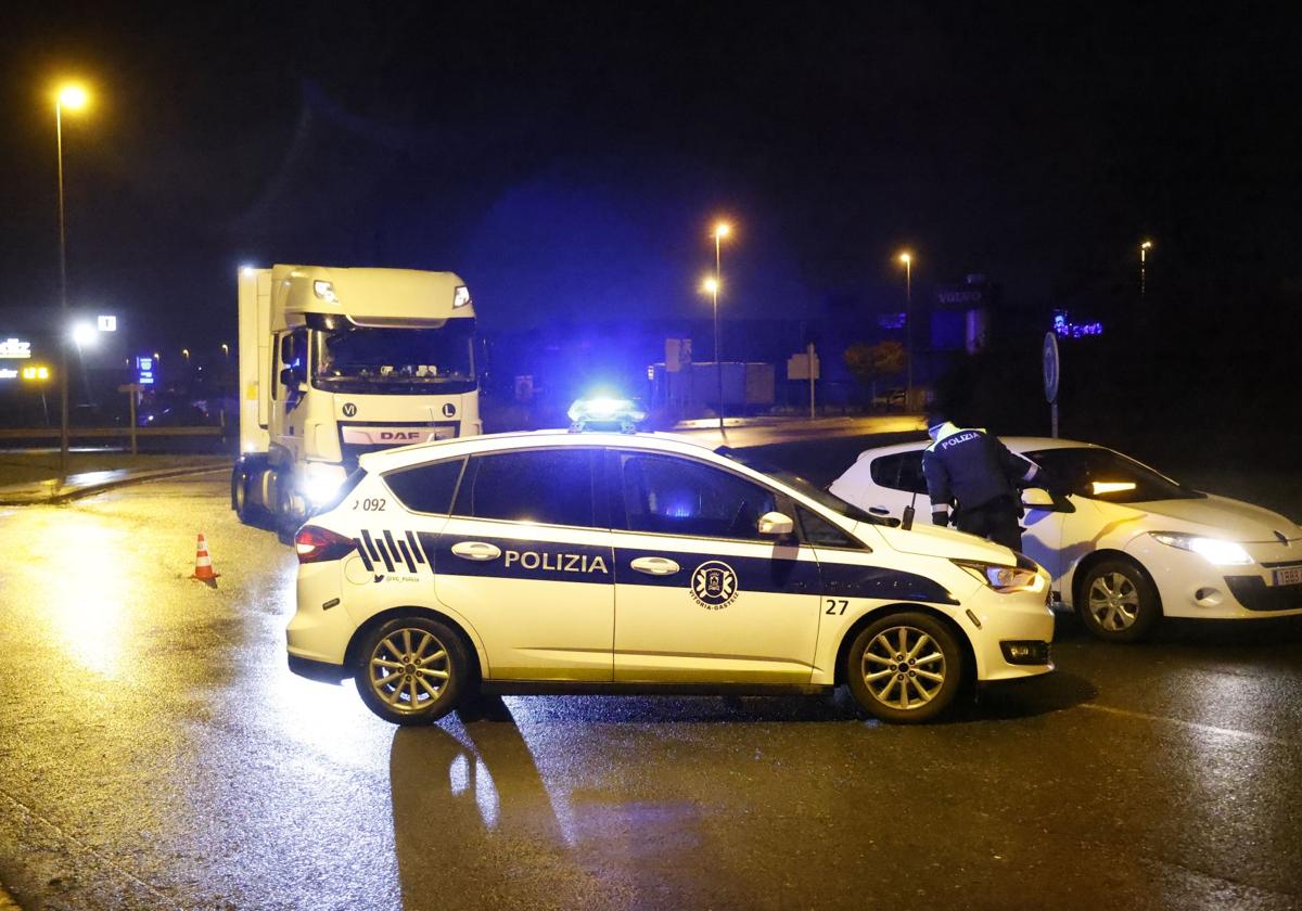 Una patrulla de la Policía Local, en una intervención anterior en el polígono de Júndiz.