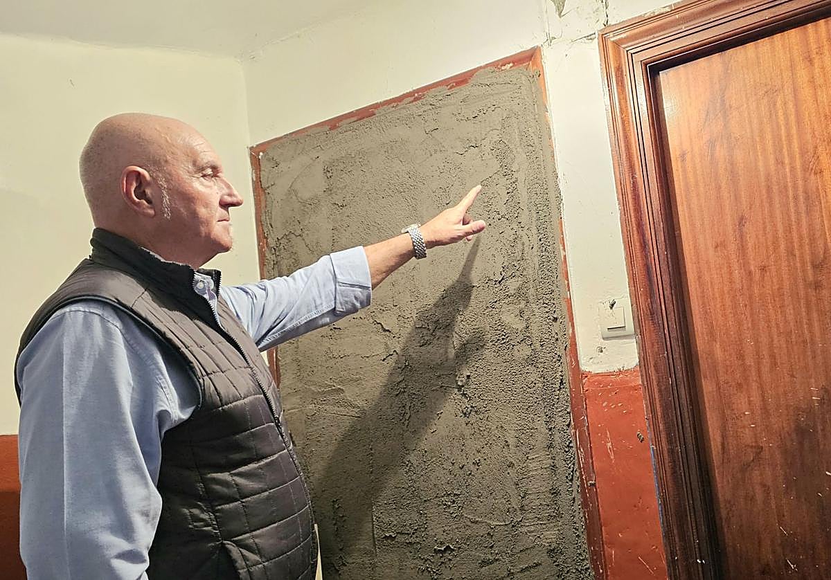 El concejal de Seguridad Ciudadana, Ángel Madrazo, ante una de las puertas tapiadas.