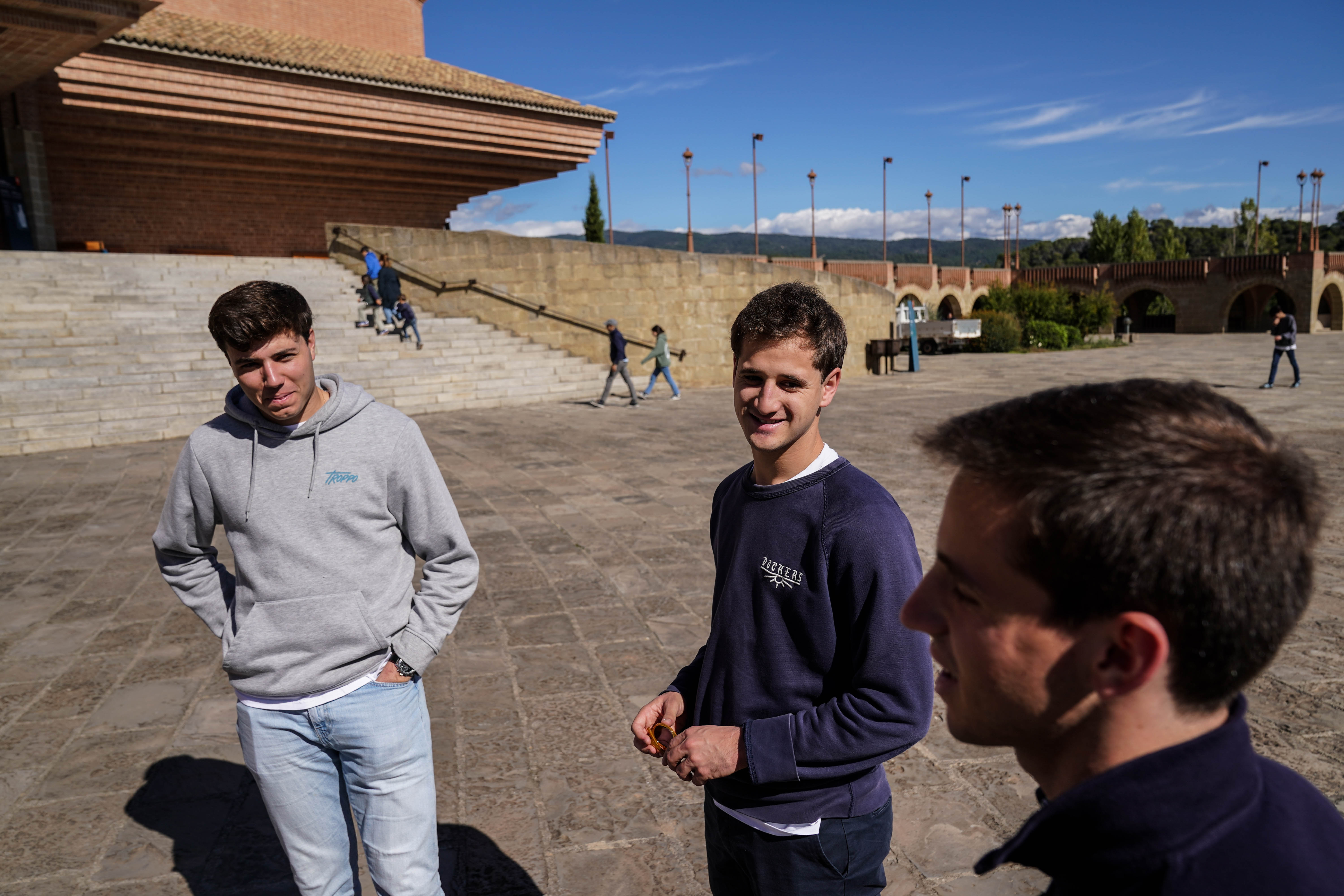 Pau, Toni y Gabriel, alumnos de la Universidad de Navarra, a la salida de misa.