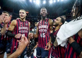 Los jugadores celebran la victoria en el Buesa Arena.