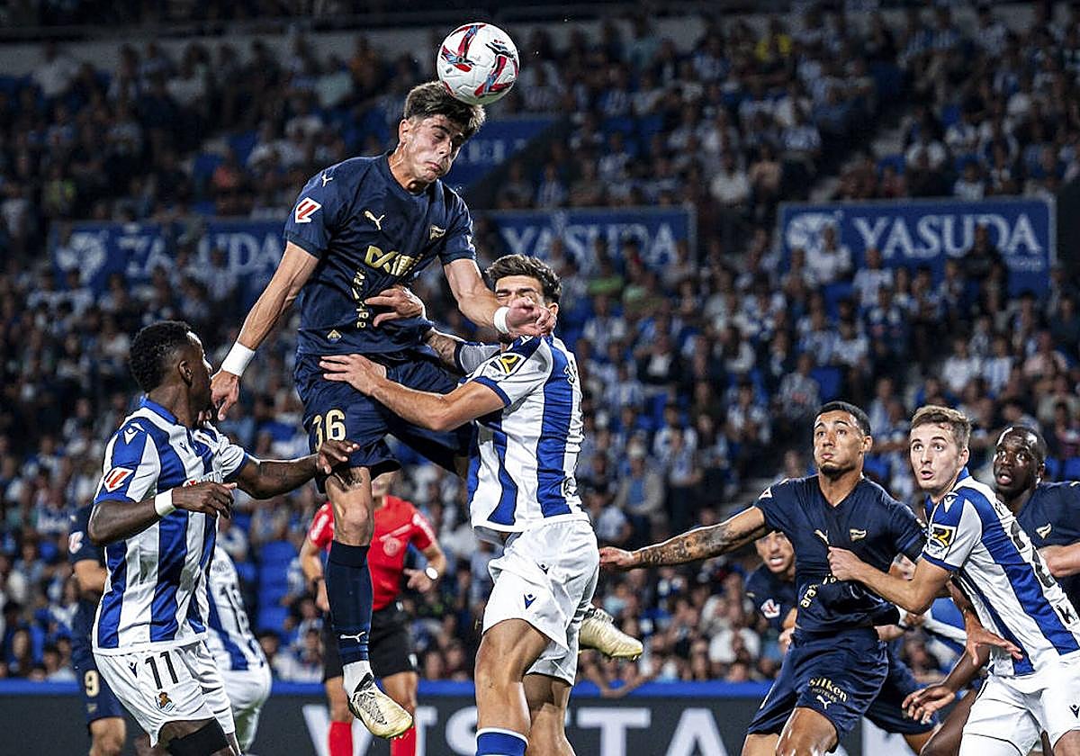 Pica se eleva para rematar en el partido contra la Real Sociedad.