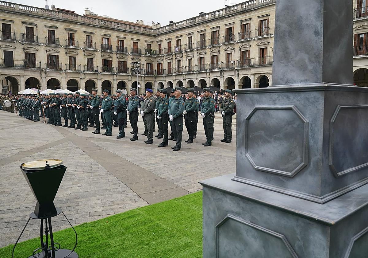 Agentes de la Guardia Civil forman frente a la plaza de España de Vitoria.
