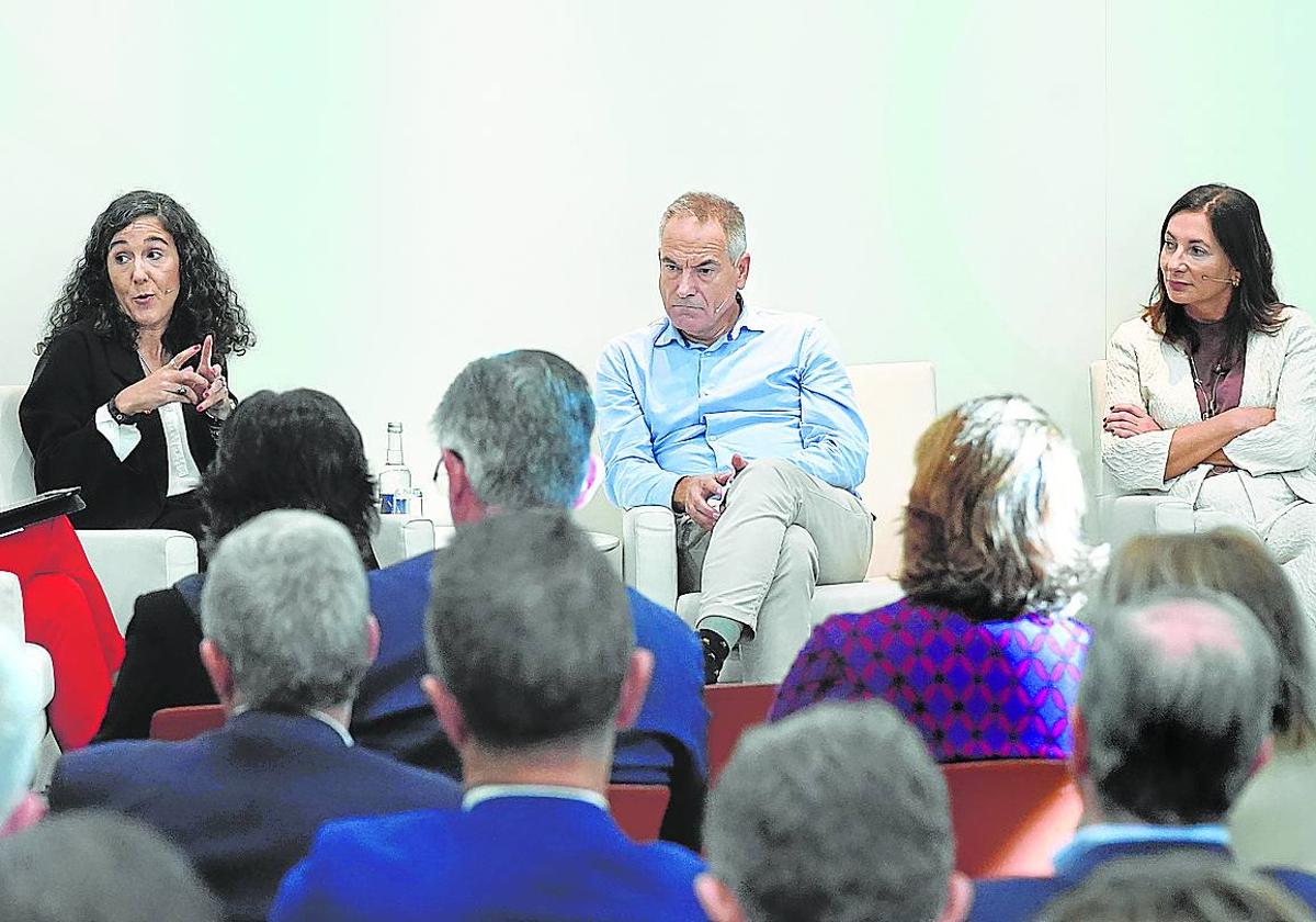 Anna María Hurtado, Gonzalo Salcedo y Sonia Garai en la mesa sobre gestión de la diversidad.