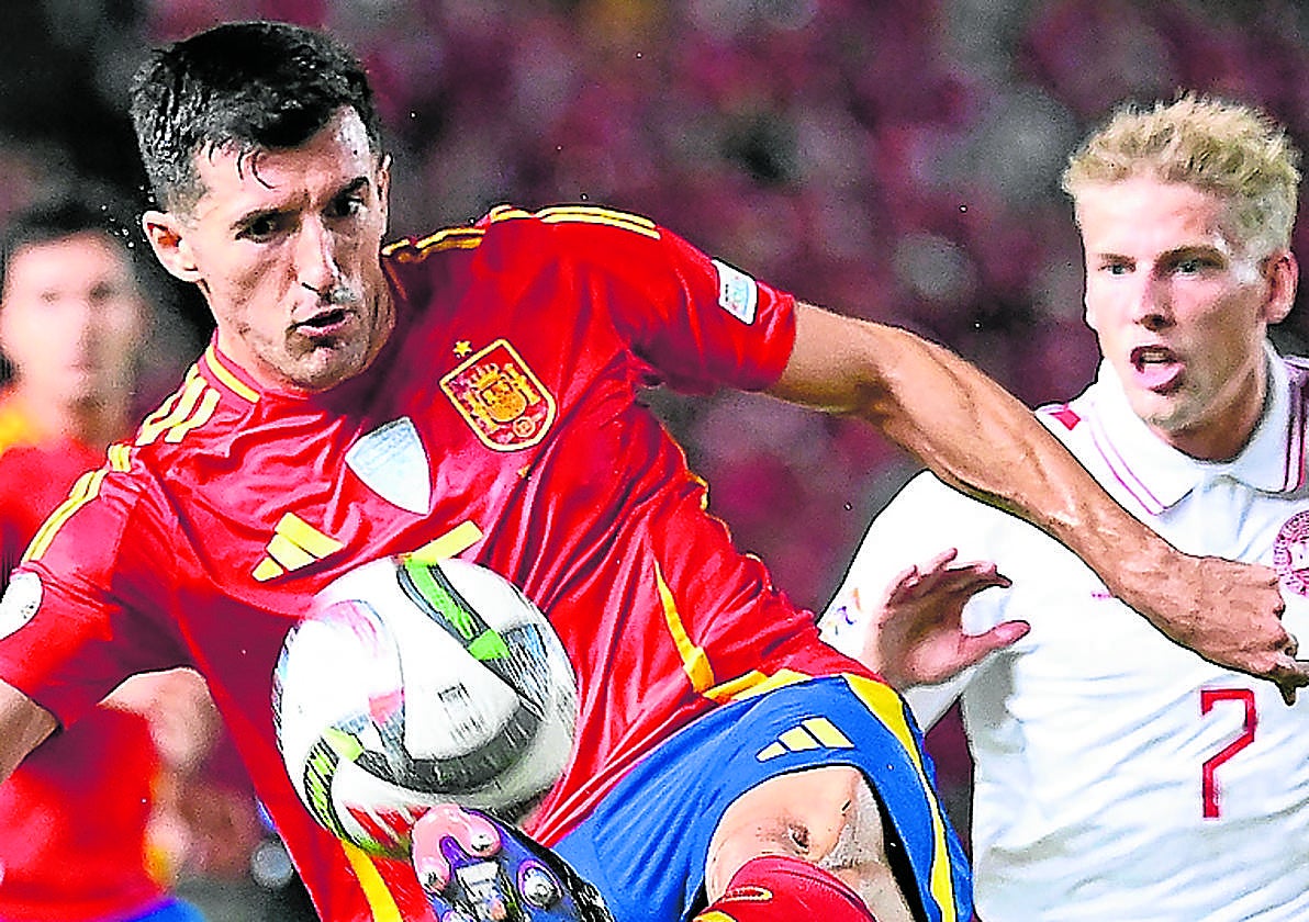 Dani Vivian despeja el balón en presencia de Gronbaek.