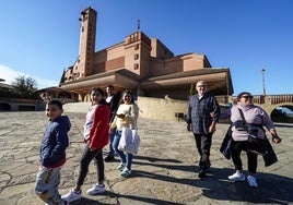 La nicaragüense Walkiria Carrasco, en el centro de la foto, cruza con su familia la explanada de Torreciudad, delante del santuario.