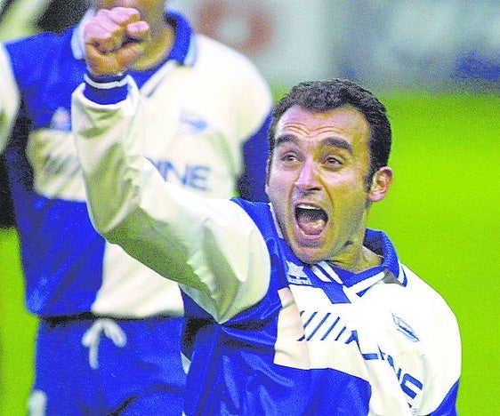 Pablo Gómez celebra un gol con el Alavés.