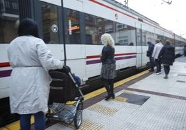 Montar en tren en las estaciones alavesas de Renfe es complicado porque no son accesibles.