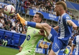 Carlos Vicente intenta alcanzar la pelota en el último partido del Alavés, la derrota en casa contra el Barcelona.