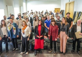 Alumnos participantes, patrocinadores y organizadores de STARTInnova Araba posan para la foto de familia en su edición del año pasado.