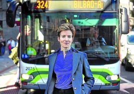 Sonia Pérez, diputada foral de Transportes, posa frente a un Bizkaibus en la plaza Moyua.