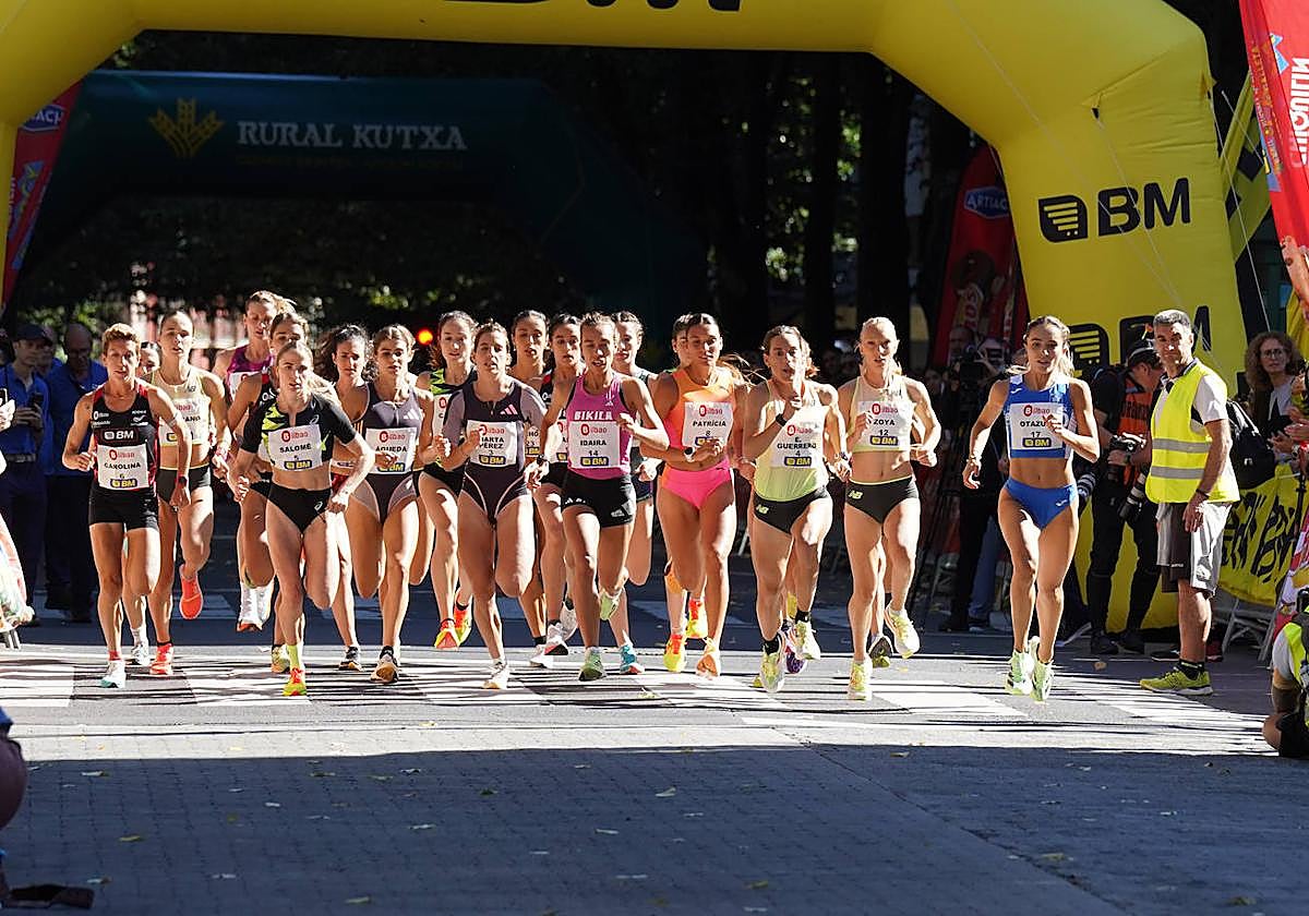 Judith Otazua, a la derecha, de azul, completó una milla fabulosa.