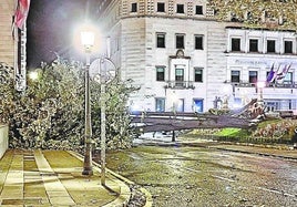 El tilo tirado por el viento la semana pasada en Jardines de Albia durante los momentos en los que la borrasca 'Kirk' azotó Bilbao con más virulencia.