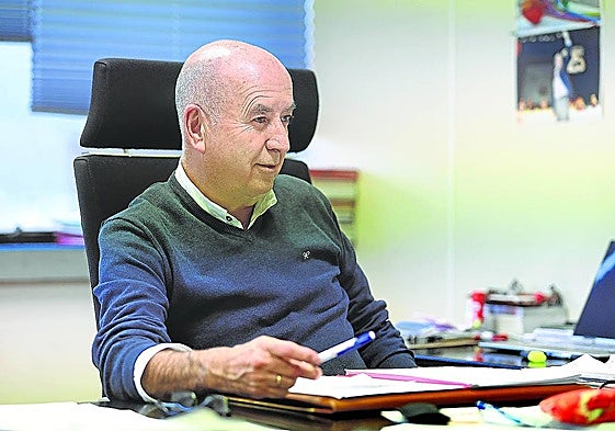 Raúl Arza en su despacho en la sede del sindicato UGT-Euskadi en Bilbao.