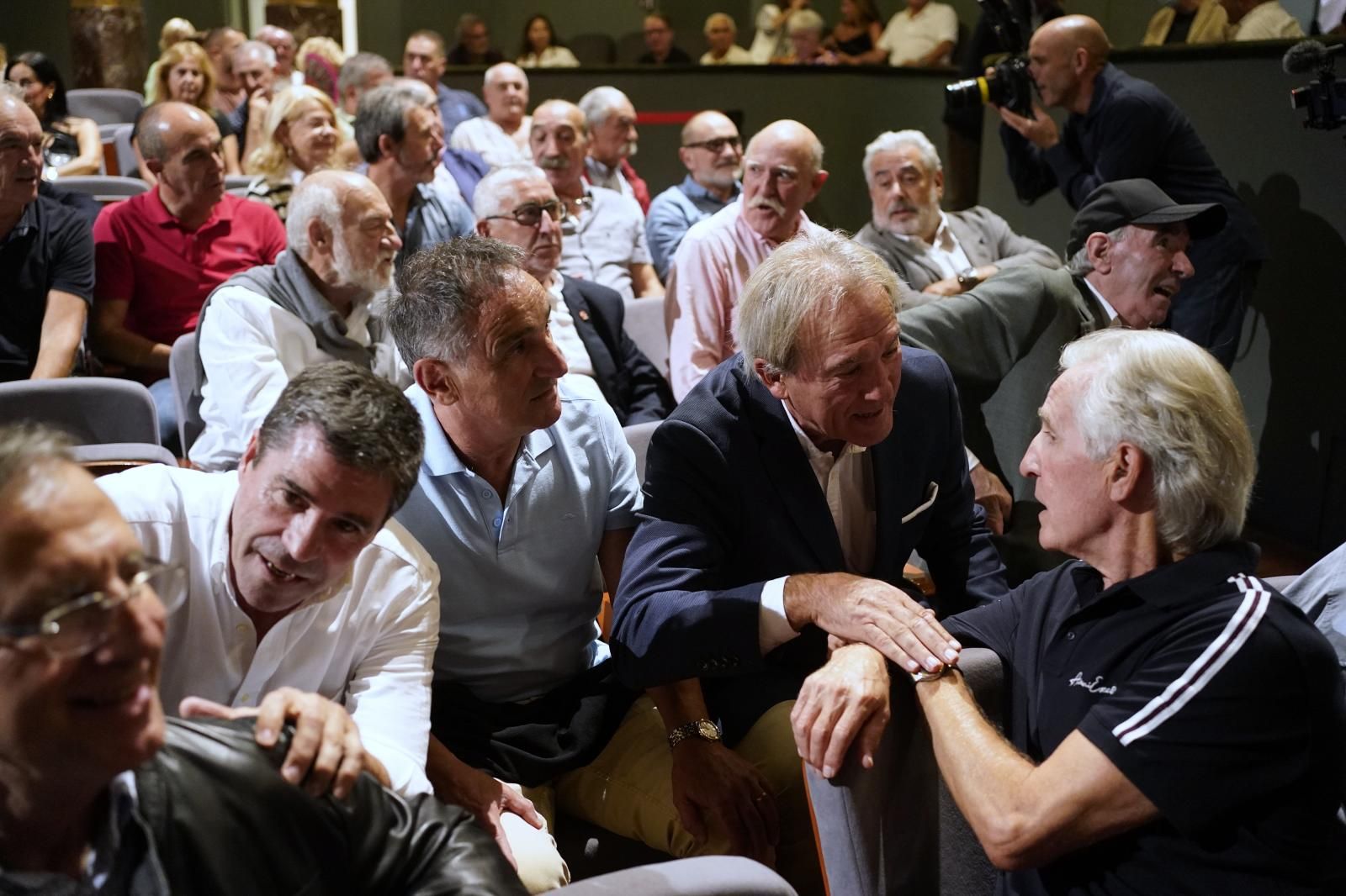 Carlos Ruiz, Santi Urkiaga, Andoni Goikoetxea y Miguel de Andrés. Detrás, Iñaki Gómez Mardones, Ondarru y Miguel Gutiérrez. 