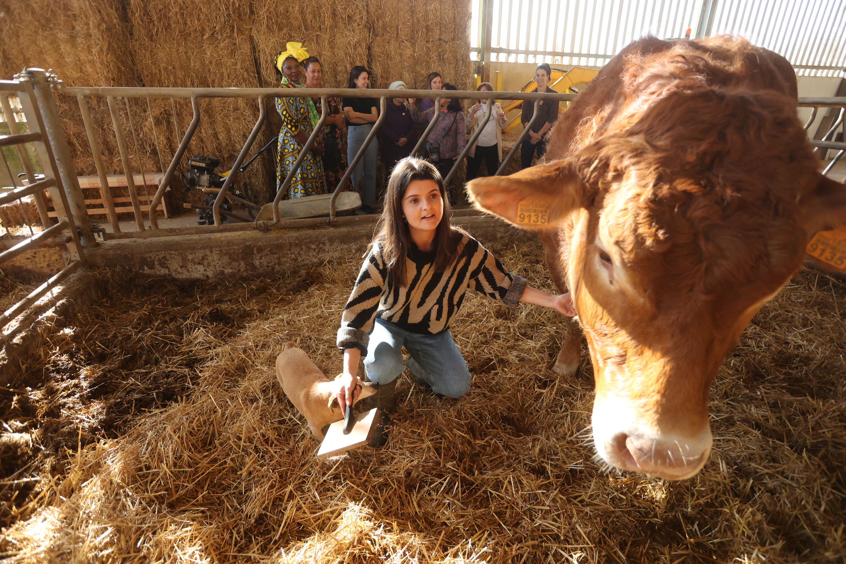 La ganadera Oneka Zaballa en su finca de Dima.