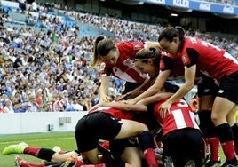 Las jugadoras del Athletic celebran un gol a la Real en un Anoeta abarrotado en octubre de 2019.