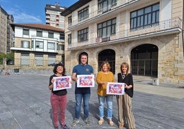 Larraitz Artetxe, representante de Aiko, Jon Eguskiza, del grupo de danza Andra Mari, Edurne Espilla, concejala de cultura y Miren Atutxa responsable de Educación y Euskera en el Ayuntamiento