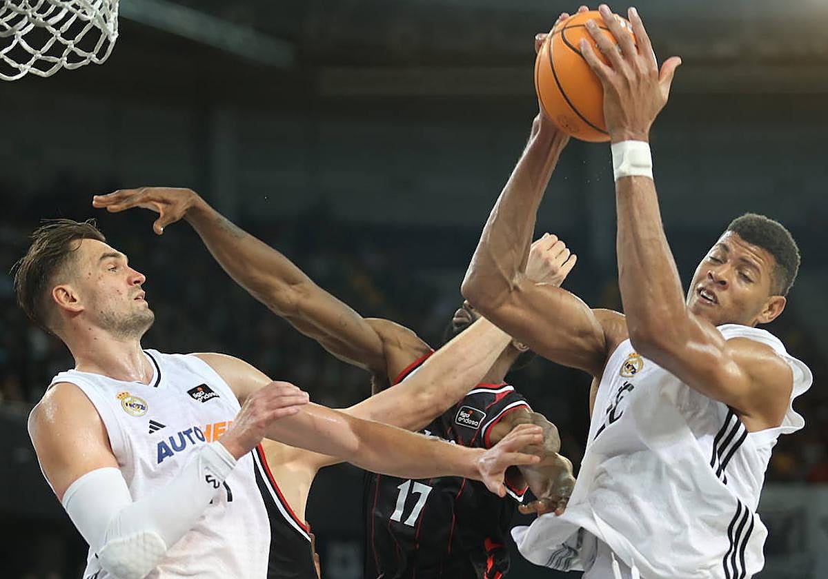 Tavares atrapa el rebote ante Hezonja y Marvin Jones.