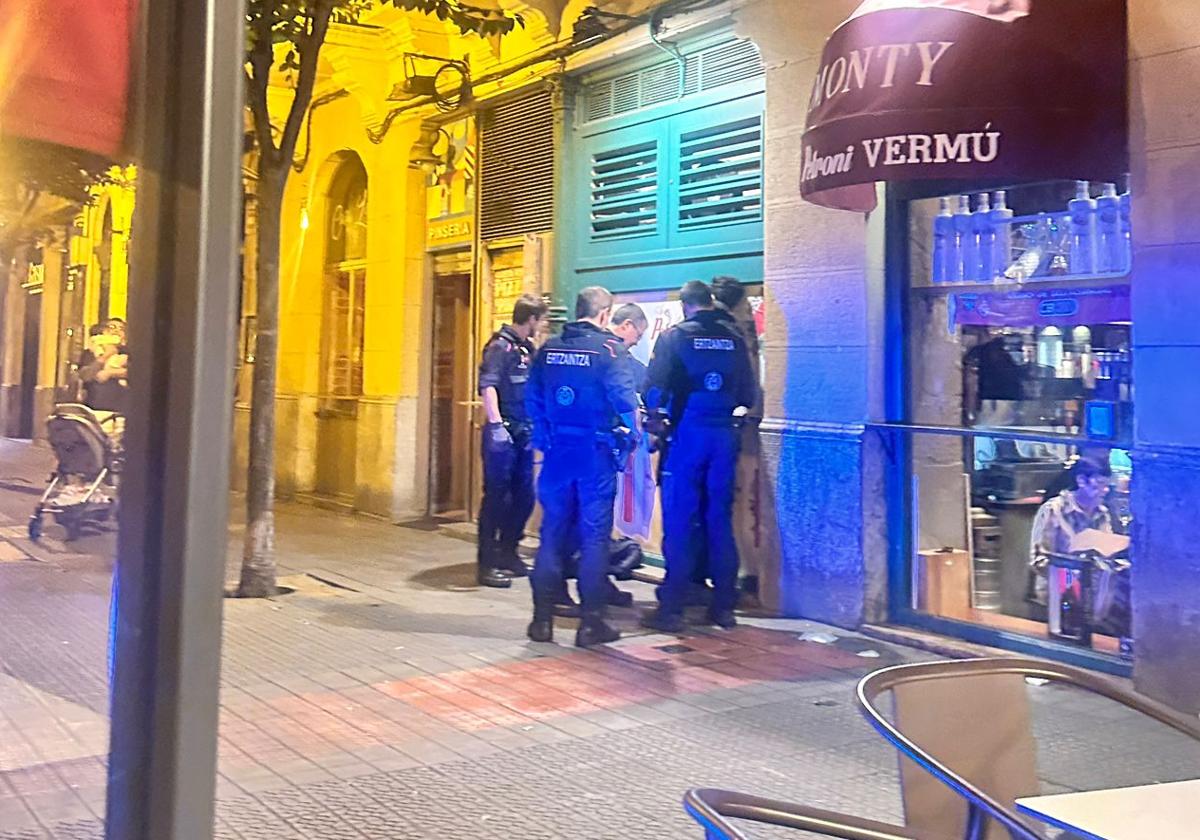 Momento de la detención a manos de la Ertzaintza del presunto agresor.