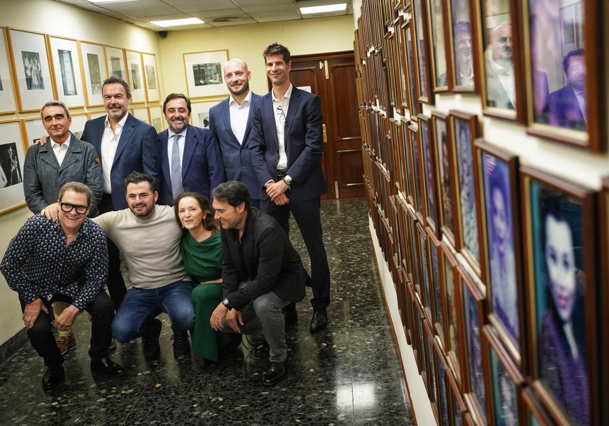 El director de escena Emiliano Suárez, rodeado de parte del elenco, así como de Cesidio Niño, director artístico de ABAO, Juan Carlos Matellanes, presidente de la entidad lírica, y Javier Benito, director de Telefónica Euskadi.