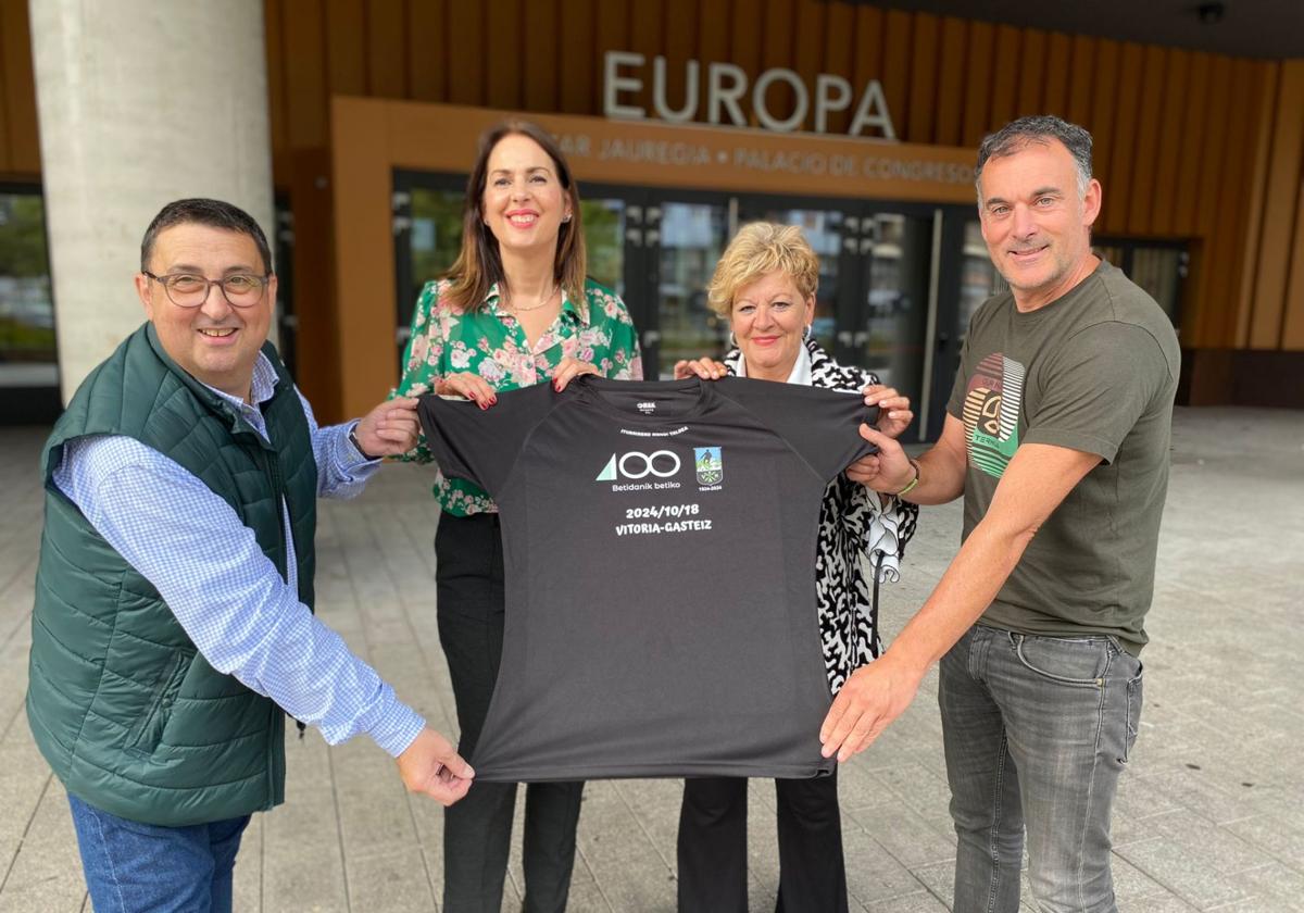 Ana López de Uralde, concejala de Deportes, y Ana del Val, diputada foral del área, junto a dos integrantes de la Federación Vasco-Navarra de Montaña.