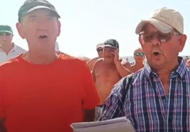 Los jubilados de Benidorm que cantan 'Txoria txori' a pleno pulmón en la playa de Levante