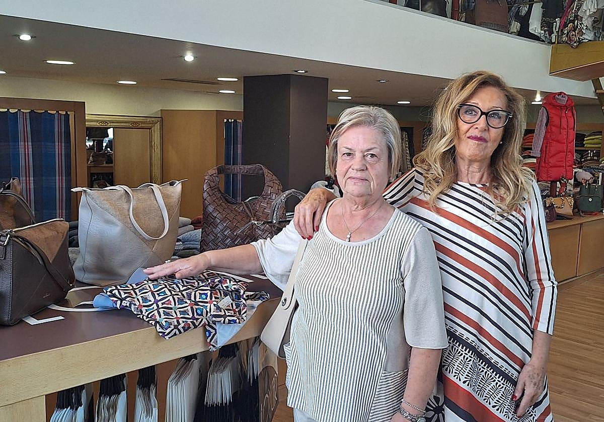 Lola Consuegra, propietaria de la Boutique Loycar, junto a una de sus clientas Marieli Uria.