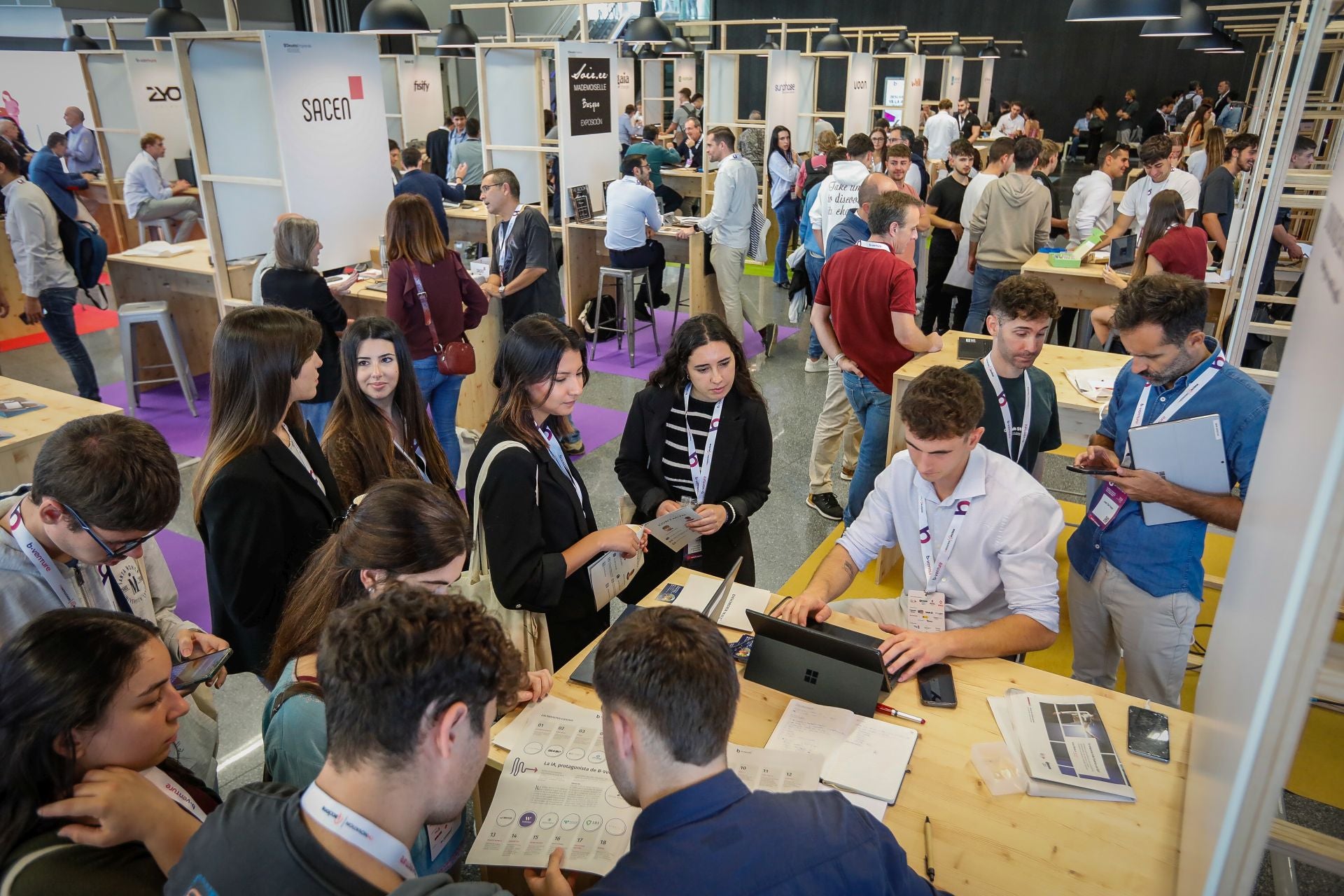 Un espacio con stands ha permitido a las startups presentar sus proyectos.