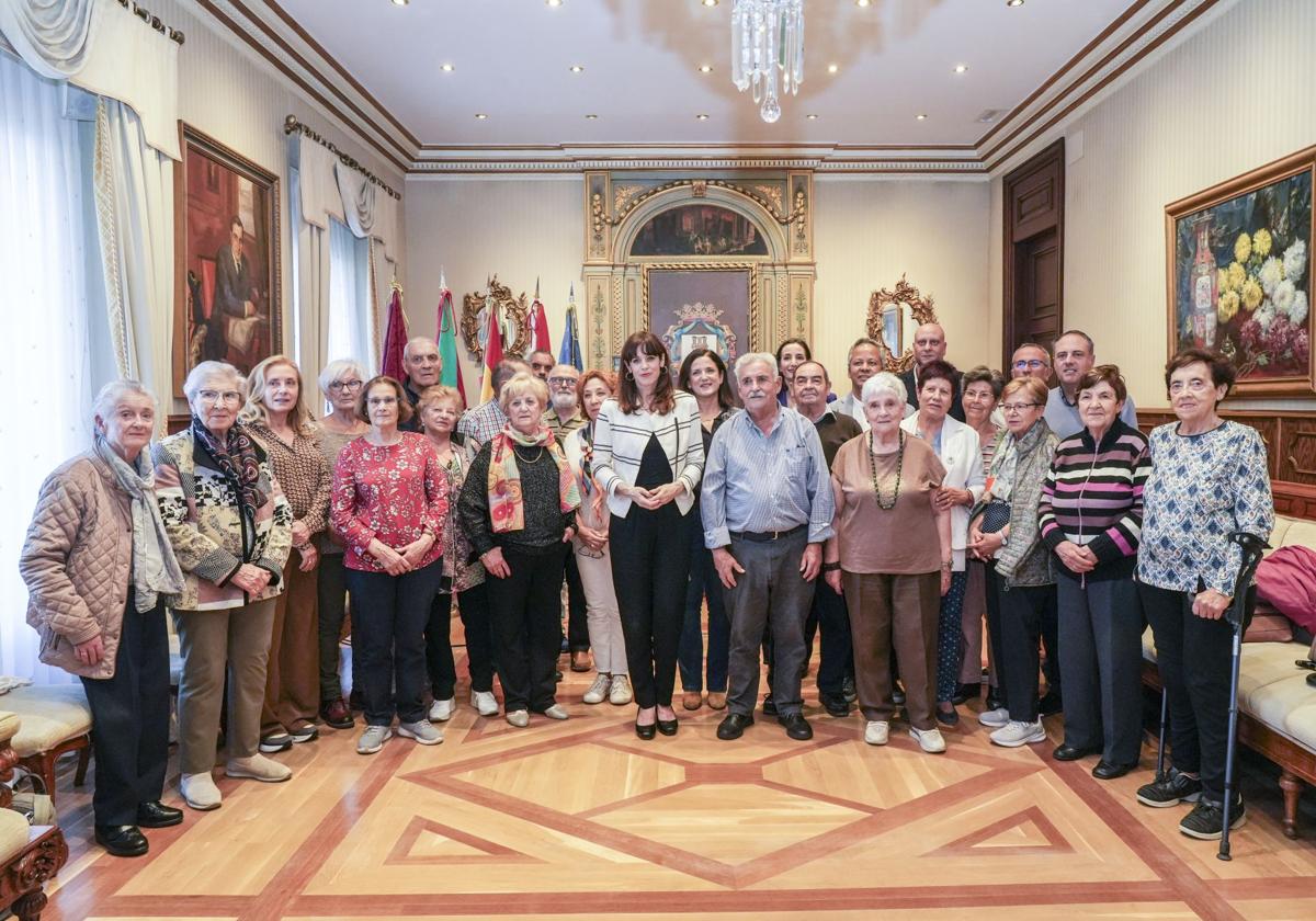 La alcaldesa de Vitoria, rodeada de los asistentes al acto de homenaje.