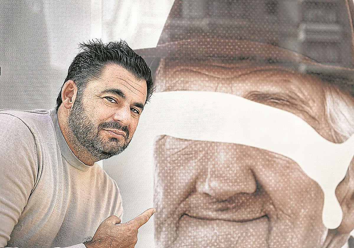 Emiliano Suárez, junto al cartel de 'Don Pasquale', ópera bufa de Donizetti con la que se inaugura este sábado la temporada de la ABAO.