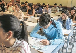 Alumnos se enfrentan a un examen de Selectividad en Bilbao, el pasado mes de junio.