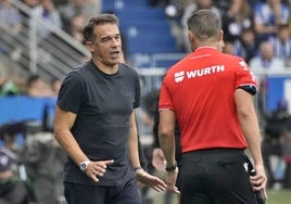 Luis García habla con el árbitro asistente durante el partido contra el Barcelona.