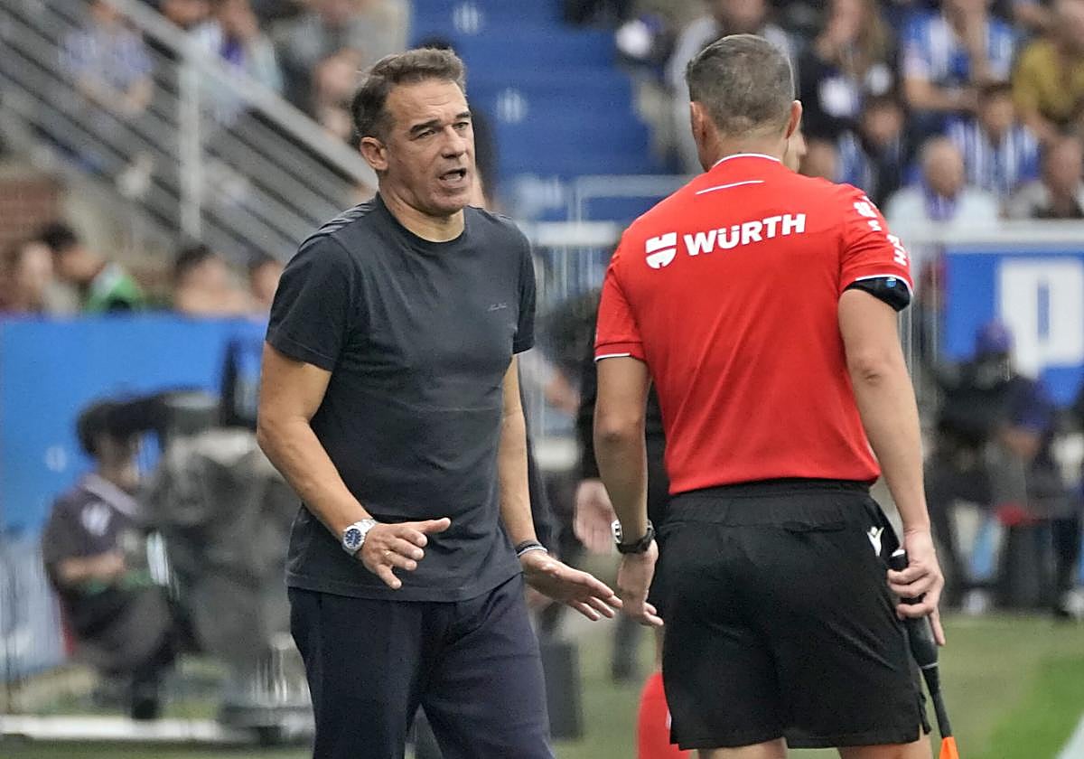 Luis García habla con el árbitro asistente durante el partido contra el Barcelona.