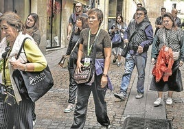 Turoperadores asiáticos recorren el Casco Viejo de Bilbao.